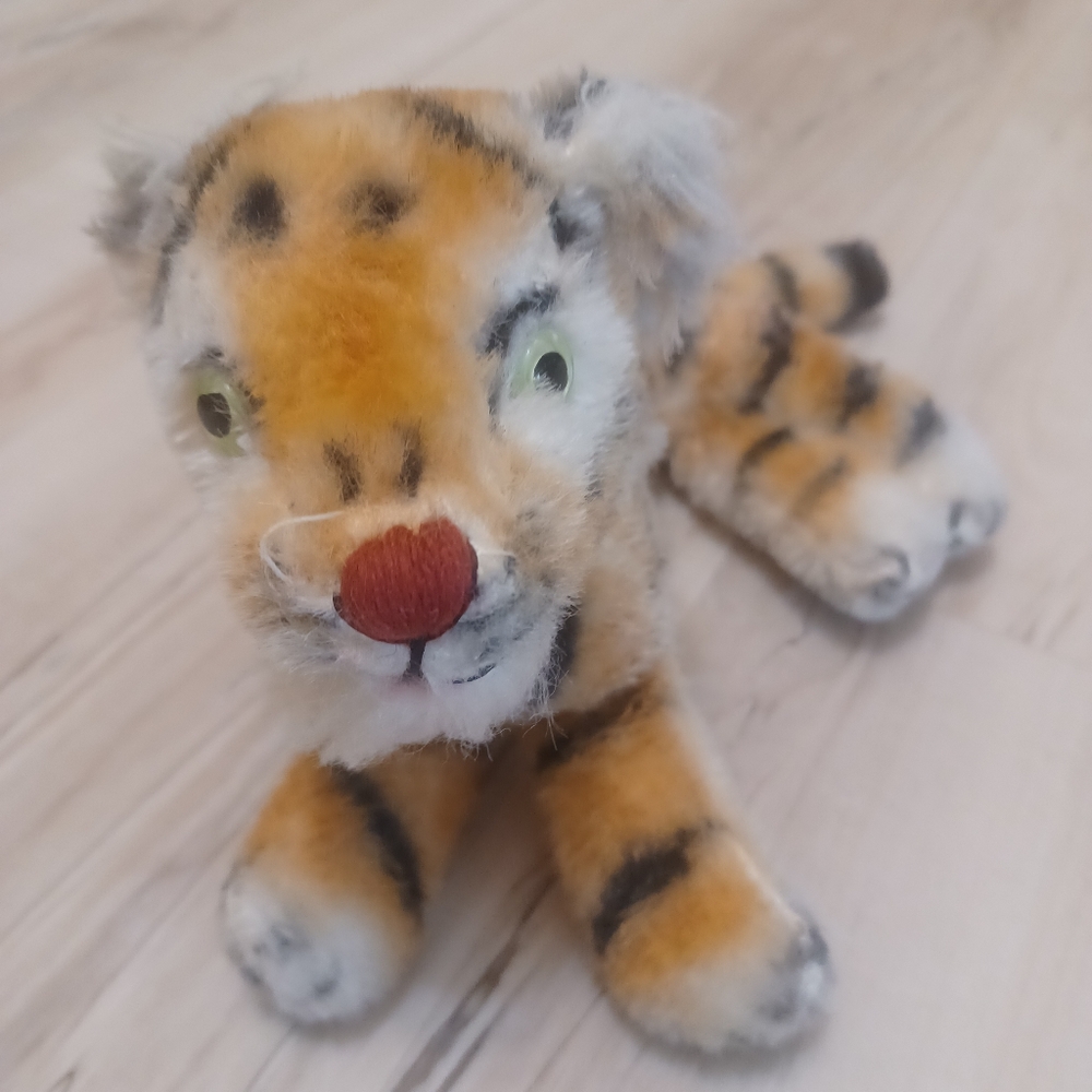 Mid century steiff tiger. Mohair and straw.